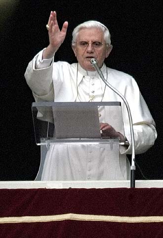 Benedicto XVI, al bendecir ayer a los fieles en Roma.