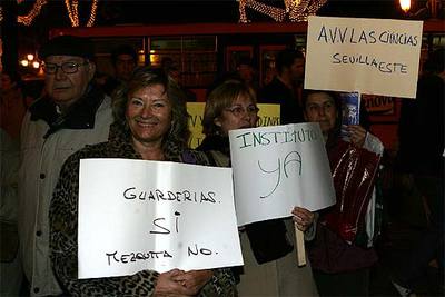 Sólo un centenar de personas protesta contra la mezquita