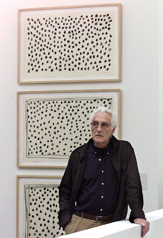 Joan Hernández Pijuan, ante su obra  Sin título 91  (1996), en la retrospectiva que le dedicó el Macba en enero de 2003.