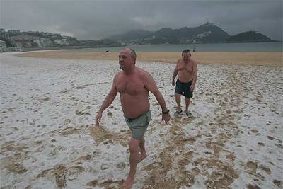 Dos bañistas tras zambullirse en aguas de la Bahía de la Concha, ayer en San Sebastián.