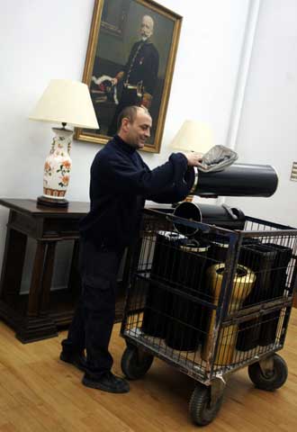 Retirada de ceniceros en el Ministerio de Economía.