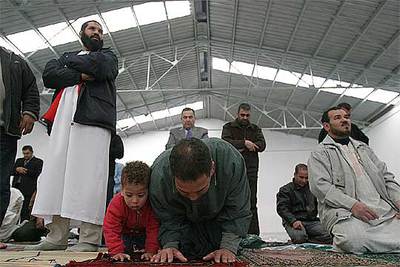 REZOS EN UNA MEZQUITA PROVISIONAL