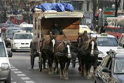 La diligencia cruza la capital