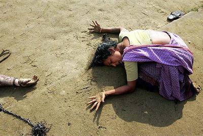 Una mujer llora a un familiar muerto al sur de India a consecuencia del  tsunami . La imagen fue premiada por el World Press Photo.