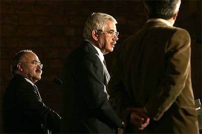 Pasqual Maragall, rodeado por Josep Lluís Carod-Rovira (izquierda) y Joan Saura, en el segundo aniversario del Gobierno tripartito, el 13 de diciembre.