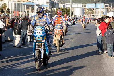 Los participantes del rally Dakar embarcan en Málaga