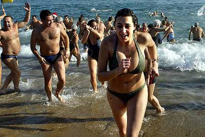 Con el agua a 12 grados, 300 socios del Club Natació Atlètic Barceloneta dieron la bienvenida a 2006 con un chapuzón matinal en la playa.