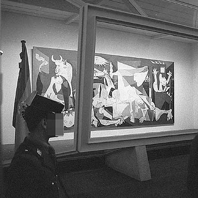 Un guardia civil vigila en 1982 la urna blindada que protege el  Guernica,  en el Casón del Buen Retiro.
