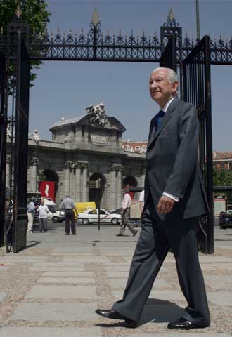 Juan Antonio Samaranch, en junio pasado, en la entrada del Retiro frente a la Puerta de Alcalá.
