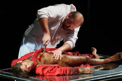 El bajo Johann Tilli, como Doctor, en una escena de la ópera  Wozzeck  en la versión de Calixto Bieito.