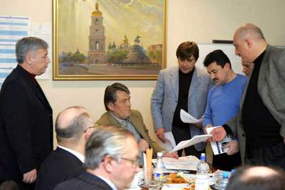 El presidente ucranio, Víctor Yúshenko (sentado, en el centro), analiza el conflicto del gas ayer en Kiev.