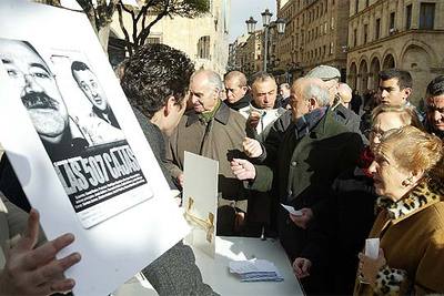 Miembros de Nuevas Generaciones del PP repartían ayer pegatinas y calendarios con la publicidad de una supuesta película,  Las 507 cajas,  con las imágenes de Carod Rovira y Caldera.