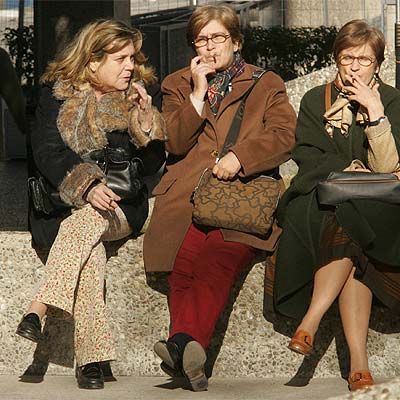 Mujeres fumando en la zona de oficinas de Azca (Madrid).