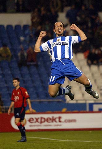 Munitis salta de alegría tras la consecución del primer gol.
