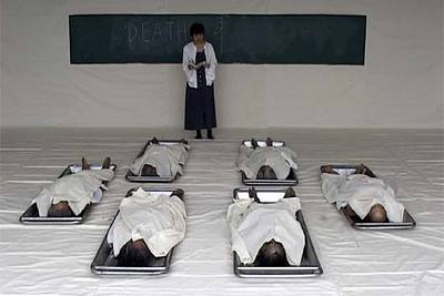 Una imagen de la 'performance' titulada 'La clase', de la tailandesa Araya Rasdjarmrearnsook.