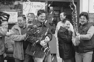 Agraciados con el segundo premio del sorteo de  El Niño,  ayer en Alcoi.