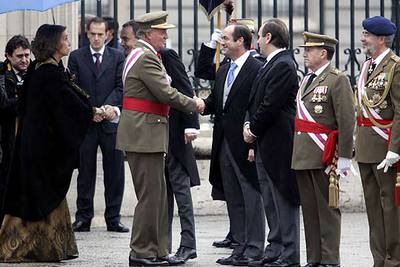 Los Reyes saludan a varios miembros del Gobierno en la celebración de la Pascua Militar.