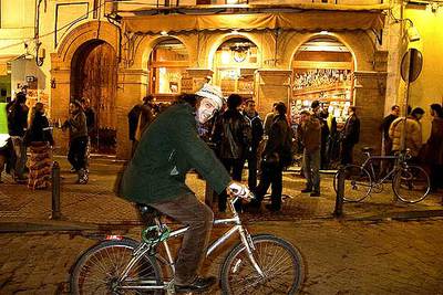 La Alameda de Hércules, una concurrida zona de marcha de Sevilla, con bares clásicos, como el Habanilla (en la foto), y nuevas apuestas, como el Lisboa, que recibe con  música electrónica.