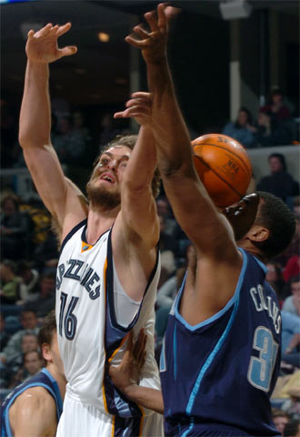 Gasol intenta superar ayer a Collins.