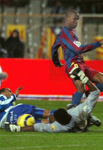 Kameni se lanza a los pies de Eto'o.