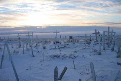 En este solitario cementerio de Brevig Mission (Alaska), el virus de la   gripe española   ha guardado su profundo enigma durante más de ochenta años.