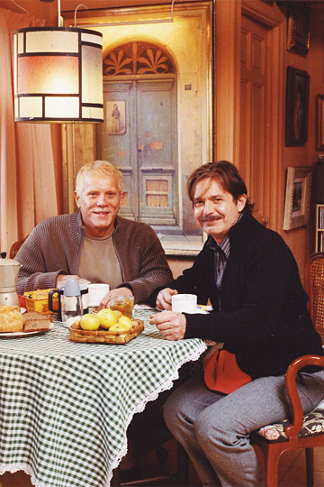 Carlos y Emilio (en su casa) llevan tres décadas de relación. Nunca se han separado. Juntos vivieron un tiempo en EE UU y juntos volvieron a España.