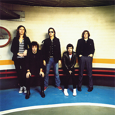 De izquierda a derecha, Nick Valensi, Albert Hammond Jr., Julian Casablancas, Fabrizio Morettirny Nikolai Fraiture.