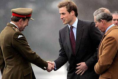 El príncipe Guillermo, acompañado por su padre, el príncipe de Gales, es recibido en la academia militar.