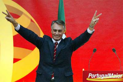 El conservador Aníbal Cavaco Silva, en un acto de campaña en Río de Mouro, cerca de Lisboa, ayer.