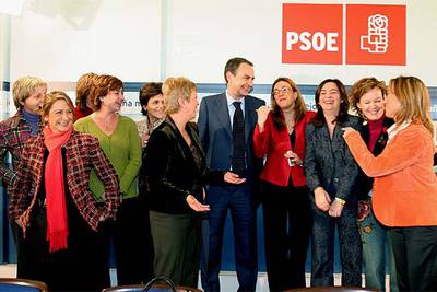 Zapatero charla con las mujeres integrantes de la ejecutiva antes de la comida que siguió a la reunión.