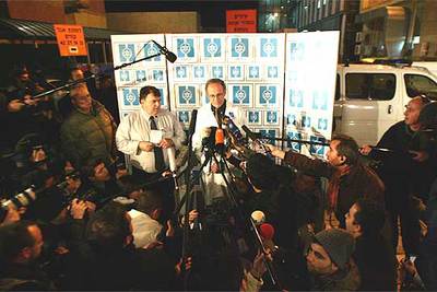 Félix Umansky, jefe del equipo que trata a Sharon, conversa con los periodistas ayer a la puerta del hospital.