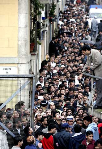 La gran fiesta de los musulmanes llena el Raval