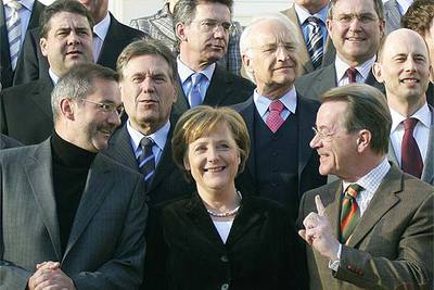 Angela Merkel, rodeada de sus ministros y otros dirigentes políticos, al finalizar su  encierro  de dos días.