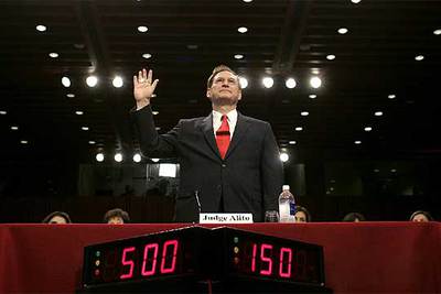 El juez Alito presta juramento ante el comité jurídico del Senado, que analiza su idoneidad para el Supremo.