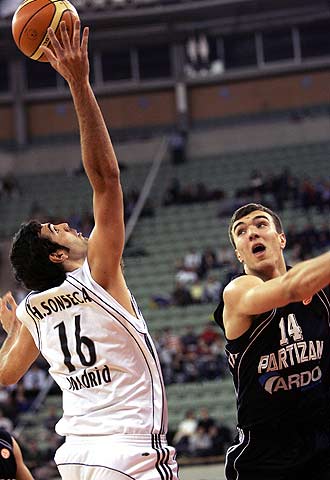 Hernández-Sonseca pelea el balón con Pekovic.