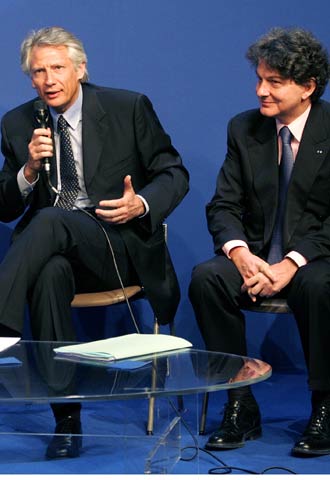 Villepin se dirige a la prensa en presencia de Thierry Breton.