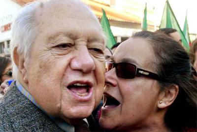 El candidato socialista Mario Soares y una seguidora en un acto electoral celebrado en Seaia, en el centro de Portugal.