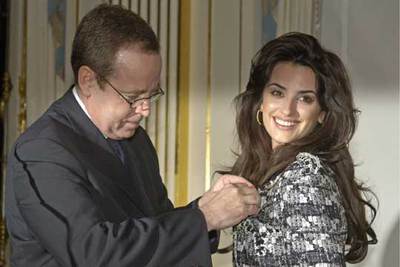 El ministro de Asuntos Exteriores de Francia, Renaud Donnedieu de Vabres, impone a Penélope Cruz las insignias de la Orden de las Artes y las Letras.
