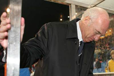 Carlos Bianchi mira al suelo, apesadumbrado por la derrota, durante el partido entre el Atlético y el Zaragoza.