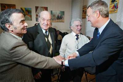 El ministro de Trabajo, Jesús Caldera, saluda a tres  niños de la guerra  en Moscú en enero del año pasado.