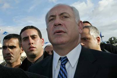 Bejamín Netanyahu, en primer término, antes de votar en las elecciones primarias del Likud ayer en Tel Aviv.