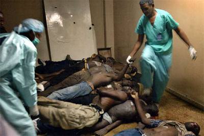Los cadáveres de los emigrantes haitianos yacen amontonados en la morgue de Santiago.