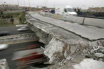 ES UN PUENTE DE LA M-40 Y EN USO