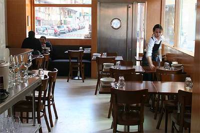 Sudestada se encuentra en el barrio madrileño de Chamberí. Abajo,   nem tom   (rollos de primavera vietnamitas).