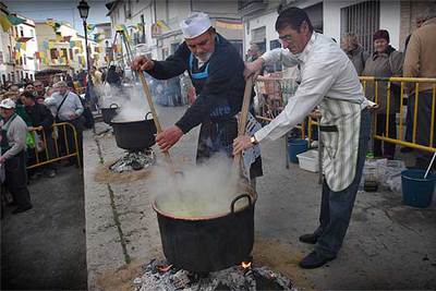 Dos cocineros preparaban ayer las calderas de Sant Antoni durante el  porrat  de Oliva.