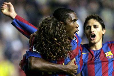 Eto'o se abraza a Puyol con Edmilson a la expectativa.