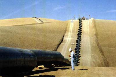 Un operario comprueba los tubos preparados para la  instalación del gaseoducto Magreb-Europa.