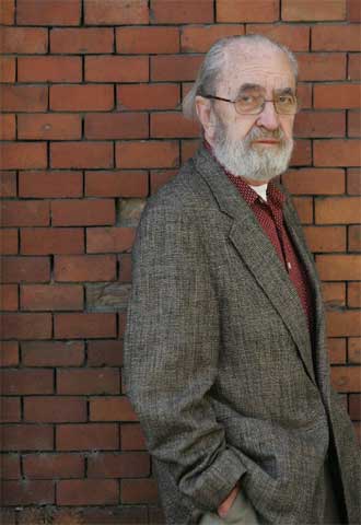 El poeta Ángel González.