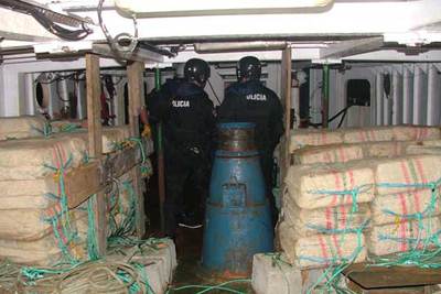 Agentes de los GEO, en la bodega repleta de cocaína del  Atlantic Warner,  abordado en junio de 2005.