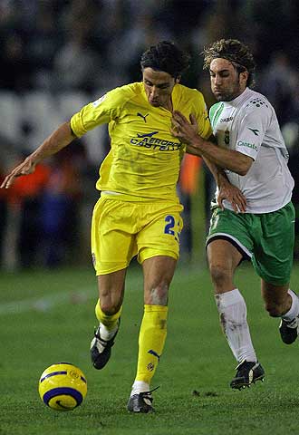 José Mari intenta llevarse el balón ante Óscar Serrano.